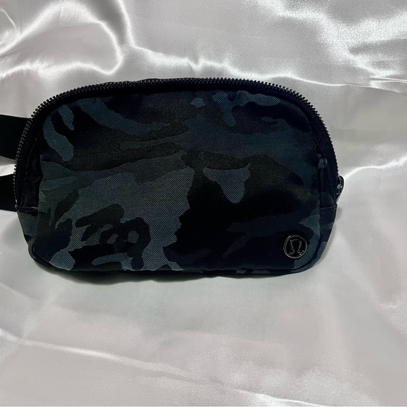 🦄OG CAMO Everywhere Belt Bag🦄 - Picture 2 of 12